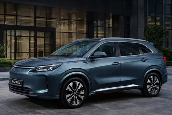 Обновленный российский гибридный кроссовер на 5 или 7 мест