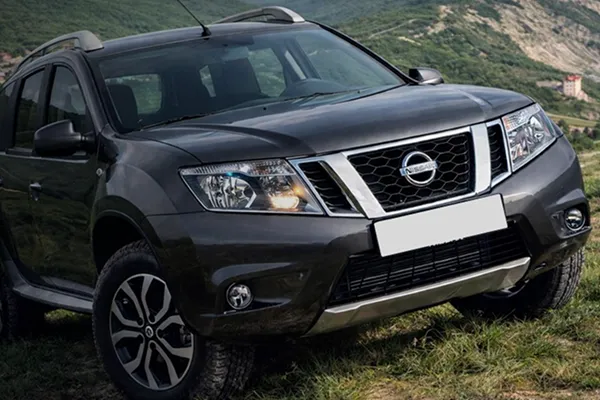 Nissan Terrano — это надежный компактный внедорожник, созданный для активного образа жизни и
        комфортных поездок каждый день. Его выносливая подвеска, экономичный двигатель и подключаемый полный привод
        обеспечивают уверенное движение как в городском потоке, так и на пересечённой местности