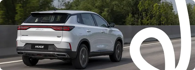 Выгодный автокредит  на новый автомобиль - семья рядом с кроссовером зимой